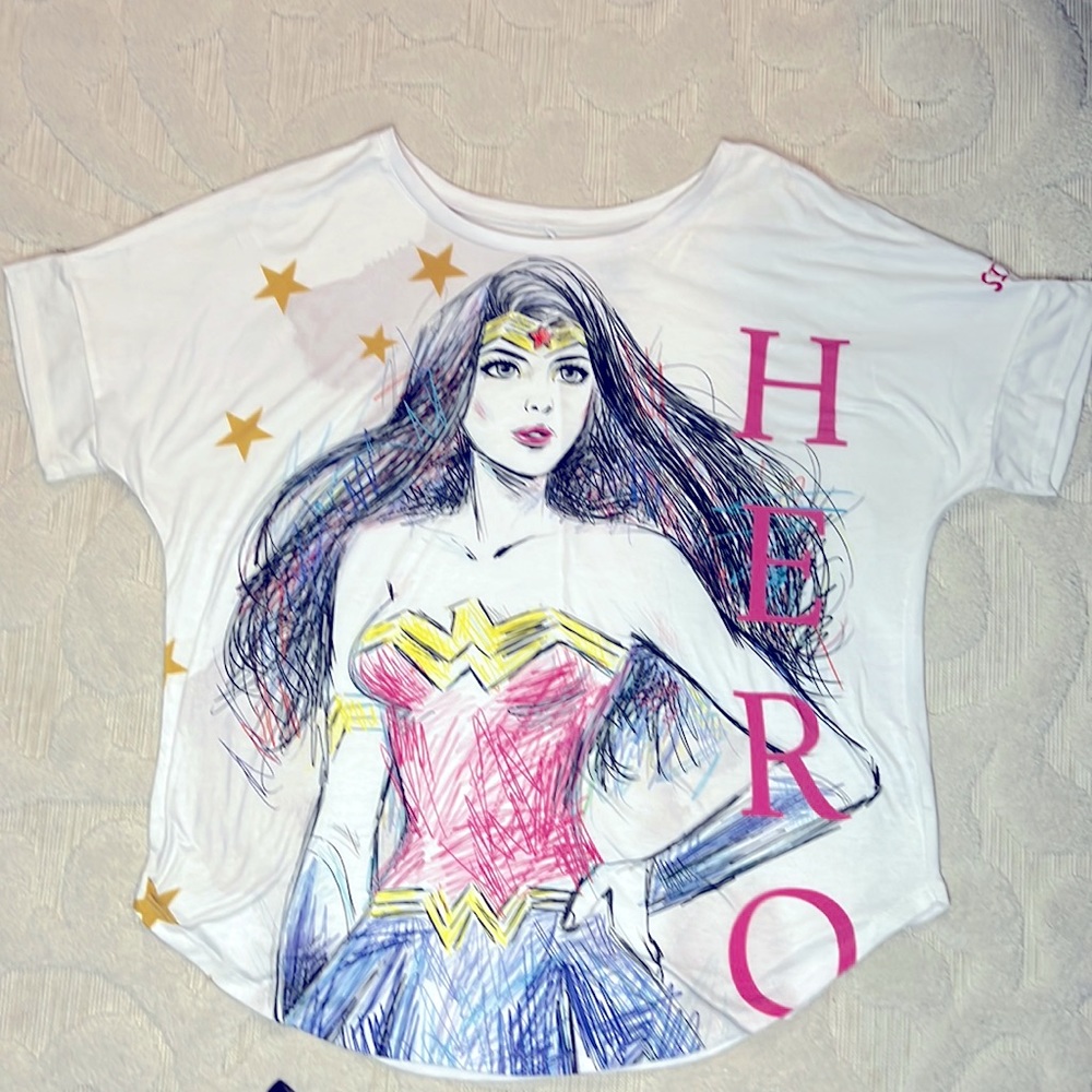 RARE  Wonder woman sketch, HERO relaxed fit top from six flags size large